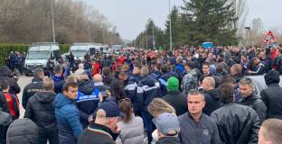 Протест срещу БФС блокира пътя Велинград – София